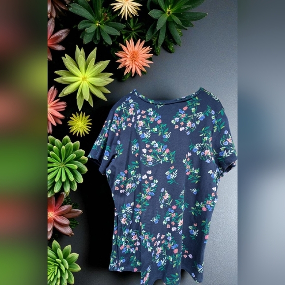 Croft & Barrow Essential Crewneck TeeColor: Indigo Multi Floral Size: LARGE EUC - Picture 7 of 7